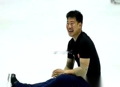 在广东宏远几乎打不上球的张昊，被曝开上了一辆宝马X5。
新浪体育记录里他上赛季场均得分只有3.4分。
宝马中国官网标注的59.8万元建议零售价到底是不是他个人的实际支出，至今没有任何公开核实信息。
一辆车摆在眼前，球迷的眼睛立刻就直了。
很多人第一反应就是在心里飞快地按计算器：一个在替补席边缘晃荡、