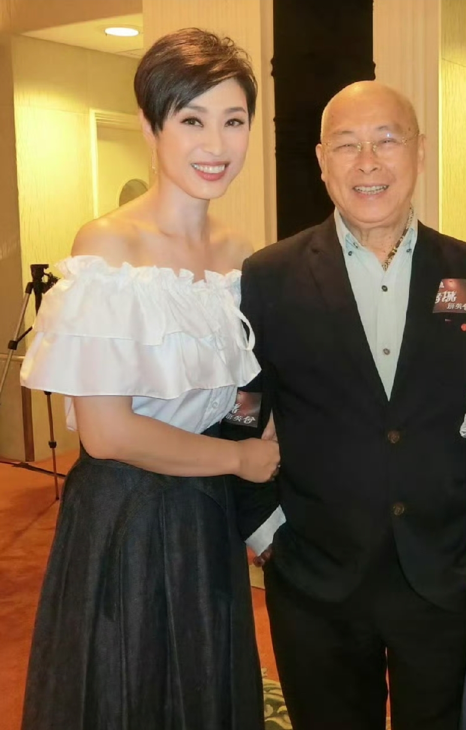港星刘兆铭去世，
最放心不下他的不是他老婆
而是和他合作多部
影视剧的陈法蓉

陈法蓉的新人作品
就是和刘兆铭合作的
二人扮演父女
刘兆铭非常照顾新人
对后辈极为和善

他跟吴镇宇也合作过
比如《午夜太阳》
《生命有明天》
让人一下子就记住他了

演技佳
戏路宽
待人和善
对后辈照顾
人虽然已经告别