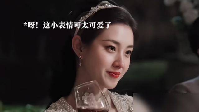 短剧里杀出来的狠人，把长剧女主按在地上摩擦了。
《玉簟秋》开播，郭宇欣演女二陶紫宜，民国富家千金，前期骄纵，后期黑化。就这设定，换个人演绝对被骂死。结果她硬是靠一张脸和那股劲儿，把观众全拽过去了。
联姻、退婚、因爱发疯，每一场戏都像短剧里练出来的，刀刀见血。镜头怼脸，表情不崩，台词不虚。
她自