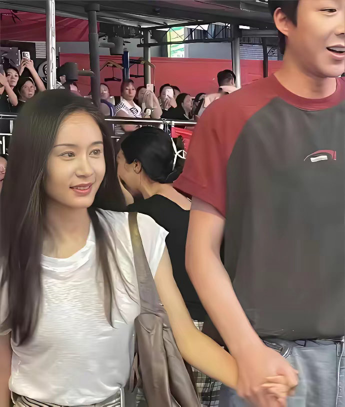 王子文：你一米八九，我一米五九，咱俩站一块儿像不像大人牵小孩？
​刘宇宁：像，重庆那帮代拍拍的图，你手在我掌心里跟个小挂件似的。
​王子文：杨磊导演还说我是你"挂件女友"，我成配件了。
​刘宇宁：配件咋了，限量款，别人想挂还挂不上。
​王子文：三十厘米的身高差，我仰头跟你说话脖子都酸。 ​