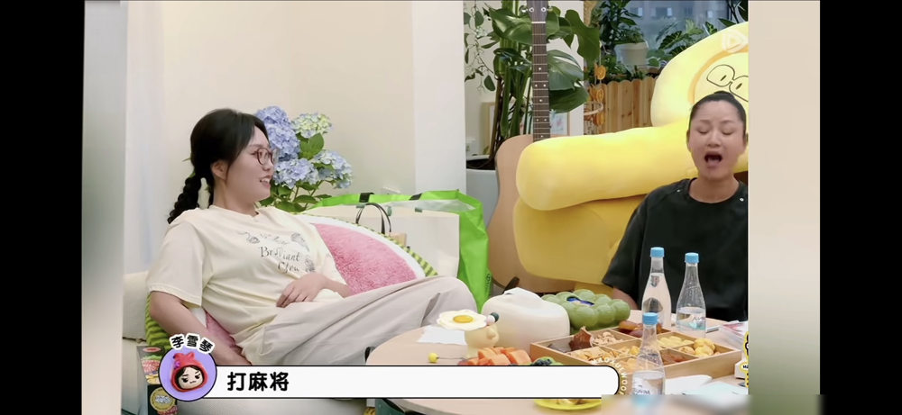 王菲点炮，她愣是不敢胡。
瞿颖上《毛雪汪》亲口交代，九十年代那英攒局，把她拉到麻将桌上见偶像。
牌局过半，王菲打出一张，她低头一看，能胡。
没胡。拆了牌打出去。
原话是：她是我偶像你知道吗？我不敢胡她的牌。
更好笑的是分寸感，不敢得罪王菲的牌，那就放手胡那英的呗。
追星这事，不管你在外面