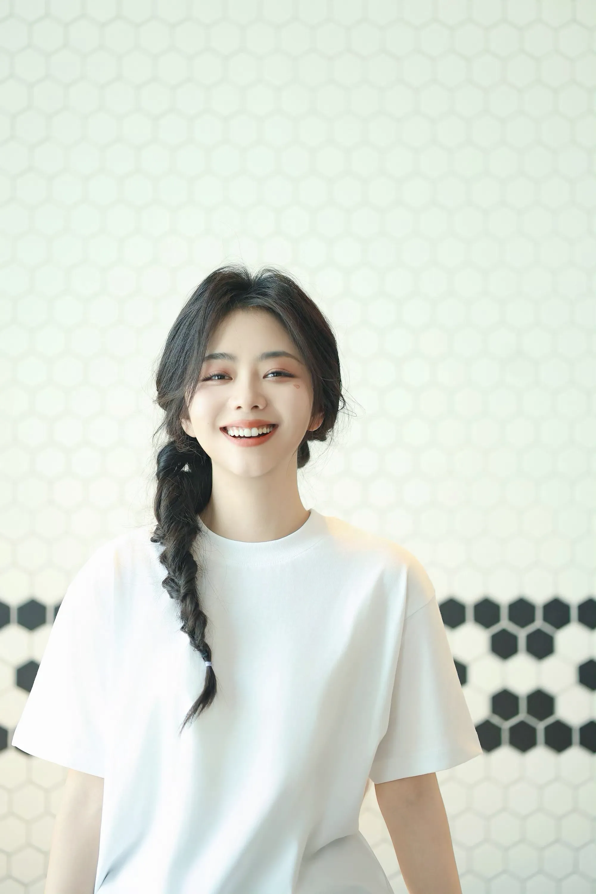 谭松韵这个人，
不敢随便深究，
因为一细查才发现，这个爱笑的姑娘，早把天塌下来的疼咽进了肚子里

不少人都在感慨，真没想到她经历过这样的事，谭松韵这个人，确实不能随便深究，因为仔细一查，才发现她笑着把最疼的一段藏了起来。

据法院通报和媒体报道，2018年12月31日深夜，她的母亲在四川叙永的路上，