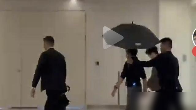樊振东回国了，凯迪拉克直接给足排面，全程高规格接待，仪式感拉满。
但你可能不知道，就在回来前，他在德甲刚把对面打服了。一场比赛独得两分，3比0、3比1干净利落，杜塞尔多夫开局六连胜。主教练说这人不光球好，训练全神贯注，极其职业。队友更直接：反手、接发球、球商，全是标准答案。
球场上，他是让对手绝