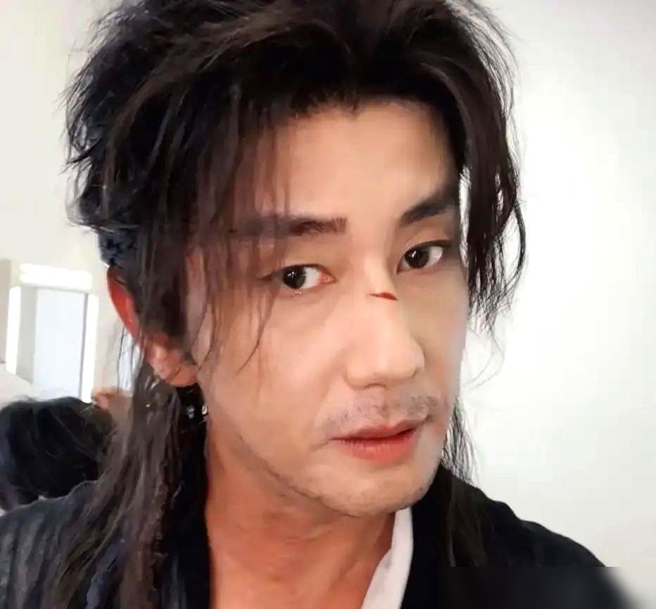 赵露思她爸想客串个战损乞丐，结果亲闺女甩过来一句：走流程。
试戏、减肥七八斤、片酬一千五，一个没落下。老头儿二话不说，真去试了，真瘦了，真拿了那点钱。开机那天还自费请全组喝奶茶，跟个刚入行的新人似的。
剧组没人敢怠慢，但也没人给特权。镜头里满脸血污往地上一躺，网友看了直呼像黄晓明。
这年头，连