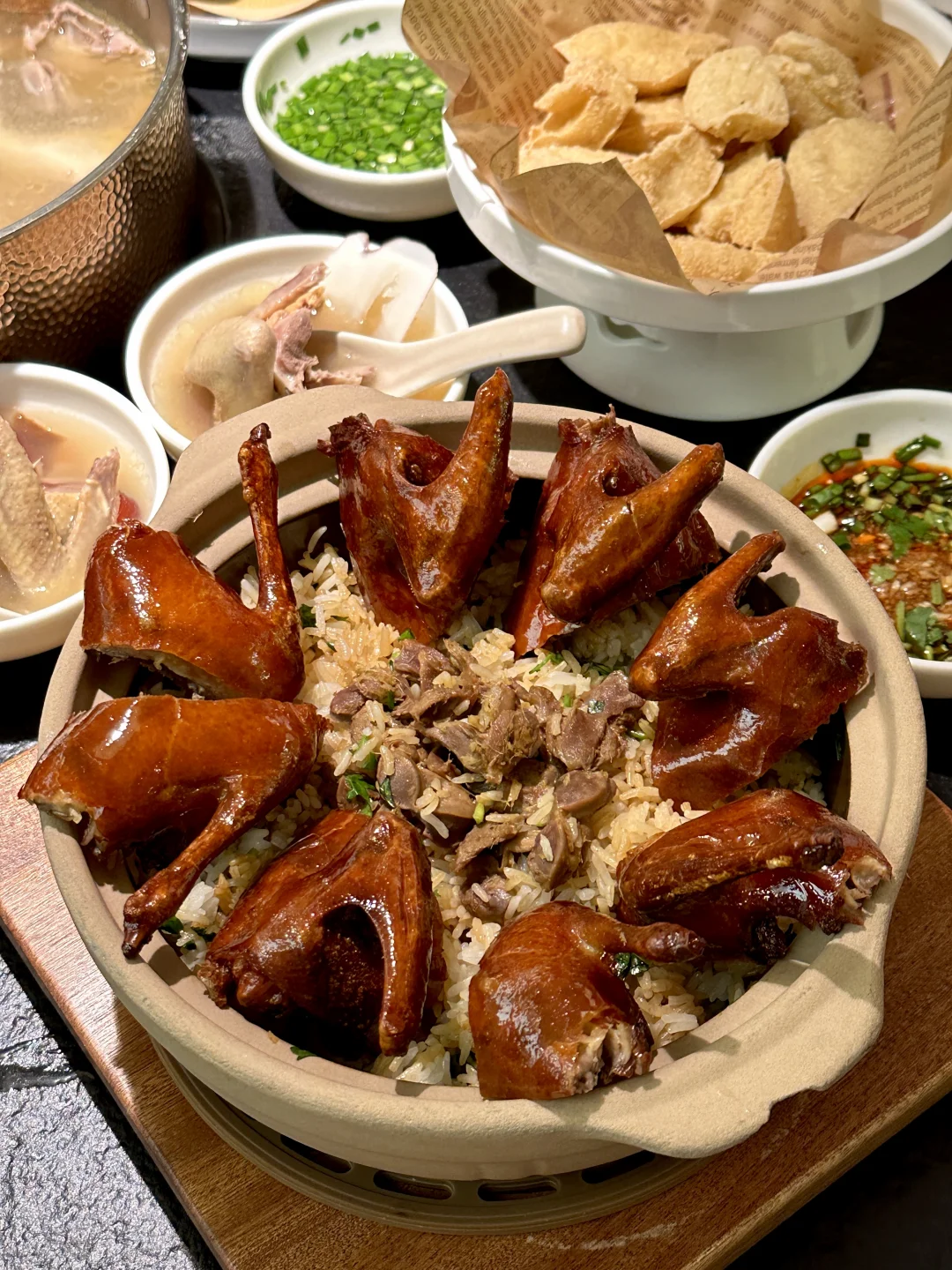 （广州）个人认为目前封神的红烧乳鸽煲仔饭…