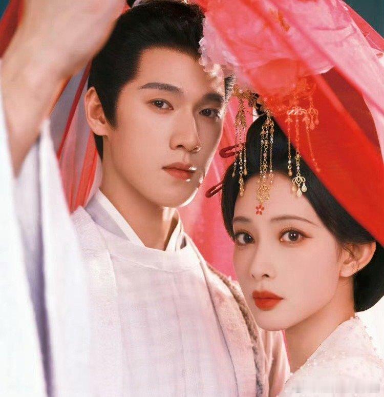 #孟子义李昀锐一起坐高铁录跑男#
两个人合体应该是尚公主要来了，不信后面看。 ​