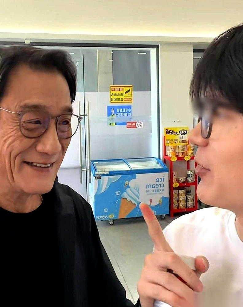 刚凭《捕风追影》第五次拿下金像奖影帝的梁家辉，正蹲在高速服务区的台阶上吃泡面。
这位68岁的老戏骨被手机直接怼到脸前，抬头第一反应是笑着说别拍吃相太难看。
旁边激动的粉丝手还在发抖，正等着他擦干净嘴挨个合影。
叉子就插在纸碗里，人就这么大喇喇蹲在台阶上。
搁现在的某些场面里，别说横跨五个十年的影帝了