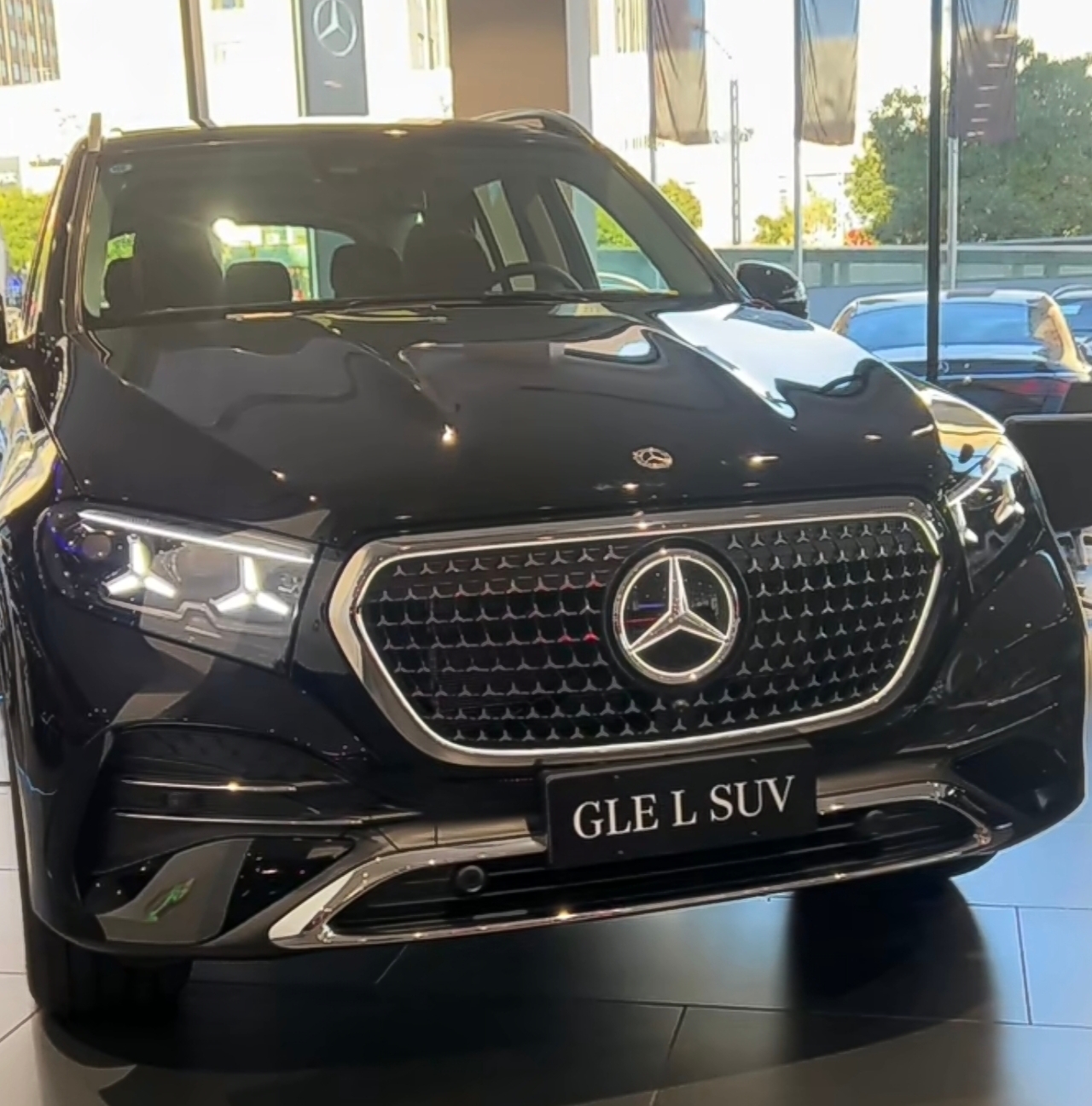 加长120mm奔驰GLE L！车身更大，开着却丝毫不笨重？
 
加长120毫米的长轴距奔驰GLE，不少人看到“长轴距”三个字，第一印象只是后排空间变大。真正深度体验之后才能感受到，这多出的120mm，并非简单拉长车身，而是奔驰针对国内用户的用车需求，进行的一次针对性调校。今天咱们聊聊GLE 350