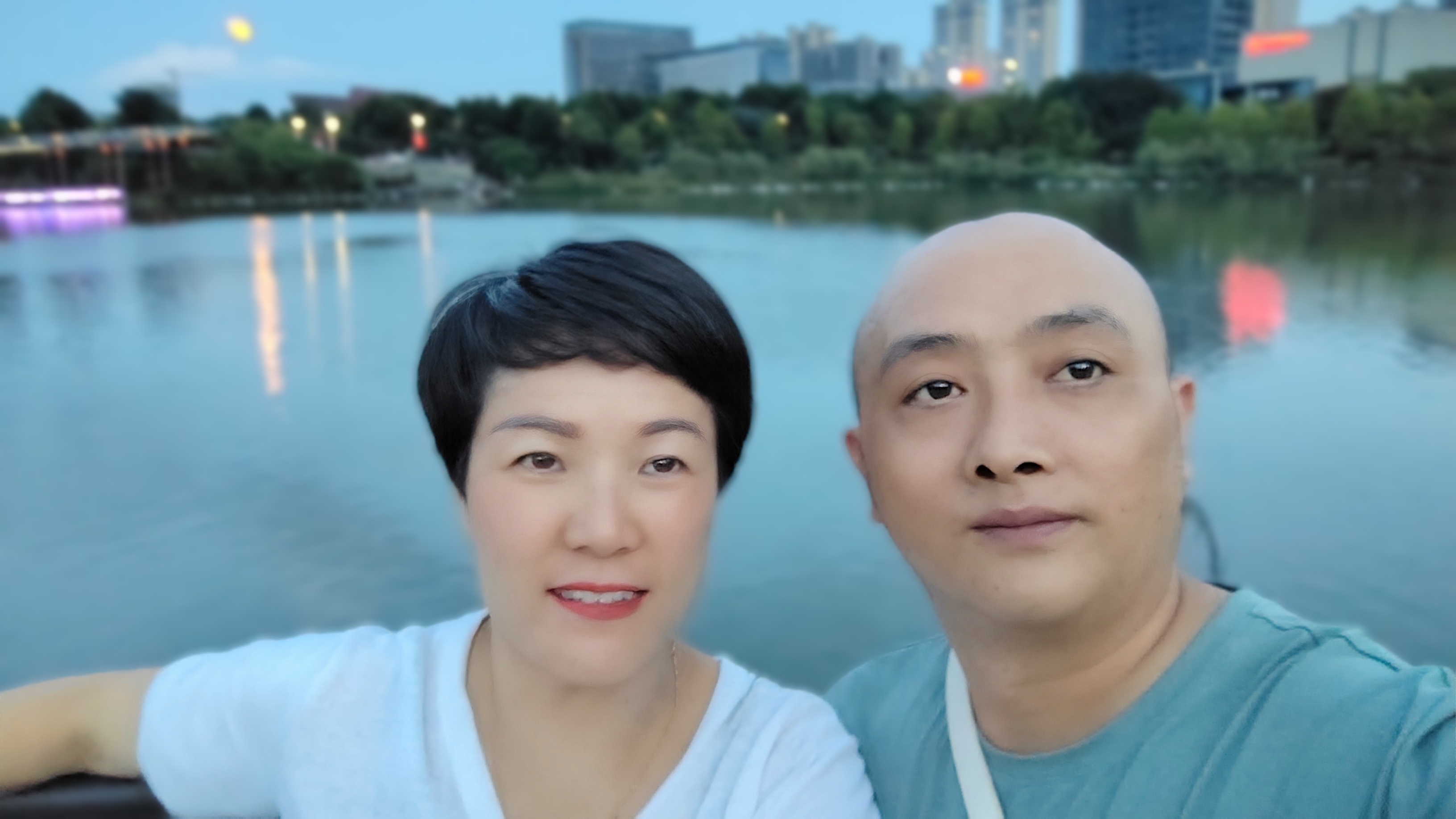 <p>老夫老妻秀恩爱 看过来 美好瞬间记录 夫妻相 完美 <!--{i...