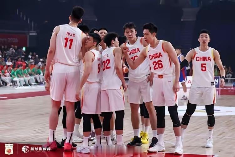#中国男篮vs菲律宾男篮#
中国男篮44分大胜菲律宾，打得确实不错。王俊杰拿下最高分20分14板，小将李悦州又有表现，拿下11分5板4助看来他不是昙花一现，未来在中国男坛应该会占据一席之地。
​今天大得确实流畅，尤其第一二节胡明轩三分怎么投怎么有，感觉大家都很不错，也有很多快攻。
​当然，菲律宾 ​