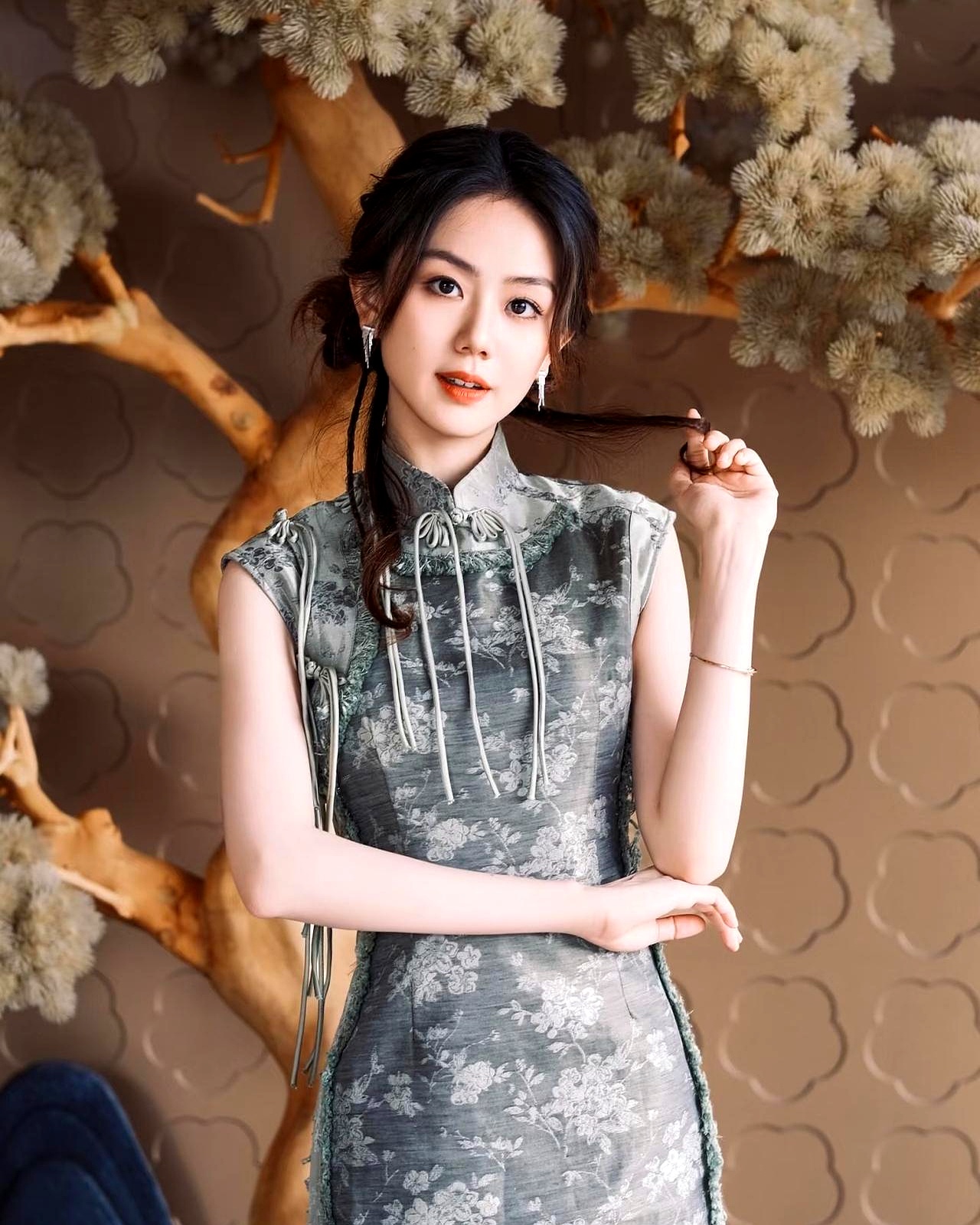 很多人以为冯禧能在芒果台迅速站稳脚跟，是撞了大运或者靠包装，翻完履历才发现，这完全是降维打击
 

本科硕士全在中传，大三那年就入选建党百年领诵预备队，直接站在天安门广场参加献词。同年参加《主播有新人》，一路杀到全国综艺赛道总冠军
 

普通人读大三还在为实习发愁，她已经凭实力拿到顶配入场券。毕业直