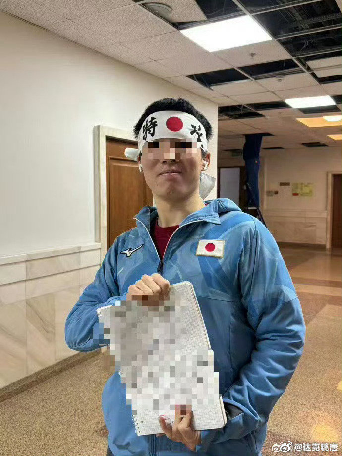 #身披旭日旗中国留学生已被遣返#
这🐶儿子不能只是被遣返就算了吧，咱们这边不要给点措施么，到时候对这种精日惩罚还不如俄罗斯？ ​