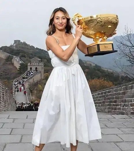 郑钦文现身机场，穿着吊带配40万金表，被骂炫富后转头就飞西班牙训练了，她到底图什么？ ​