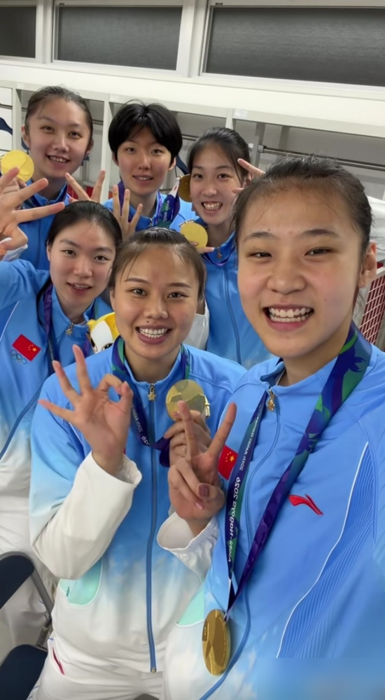 9月22日女排亚运会夺冠，王梦洁、龚翔宇这些老队员转头就把金牌掰给了没去巴黎的12个陪练和队友。
王奥芊、张籽萱、陈厚羽，这些名字大部分球迷根本不认识。她们天天在训练馆里模仿对手，挨最重的扣，最后连张机票都没有。老队员在社交平台一个个@她们，说这冠军有你们一半。惠若琪在解说席直接喊：这是我们中国女