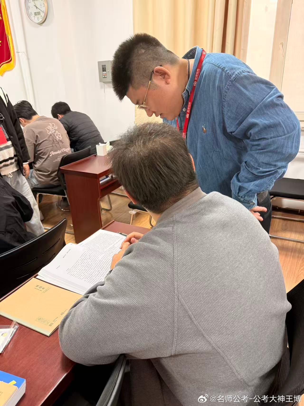 黑龙江省公务员考试网[超话] 大家做完题我都会认真的一对一批改，指出大家学习上存在的不足，课下我也会深入到学生中，看看大家做题的情况，哪里不会在哪里。如果说学习有捷径，那一定是整理错题，希望大家积极整理错题，只要大家需要，我一直都在～  ​​​