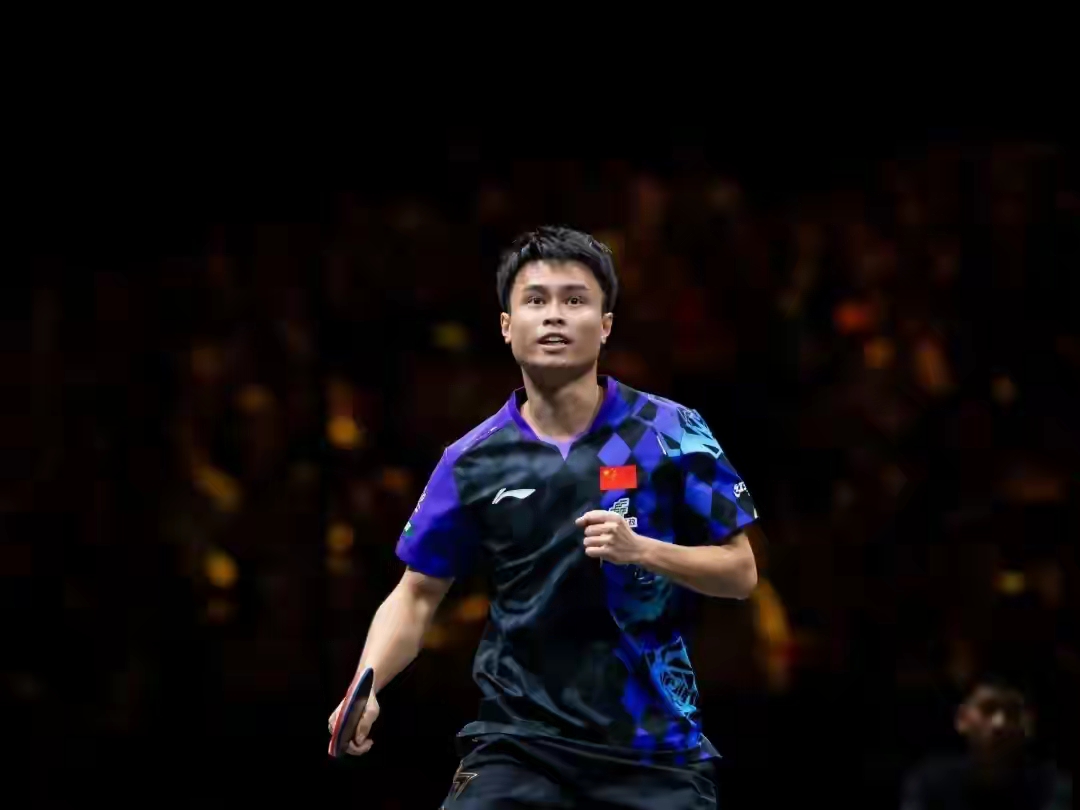 周启豪3-0战胜张本智和，晋级中国大满贯男单八强。
这场对决吸引不少球迷目光，赛前很多人更看好张本智和的发挥，这场零封取胜，算得上一次亮眼的突破。开局阶段，周启豪没有急于发力，耐心观察对手的进攻节奏，稳住自身防守，抓住对手失误拿分，稳稳拿下首局。
第二局张本智和主动改变战术，加快进攻速度，频繁使用反