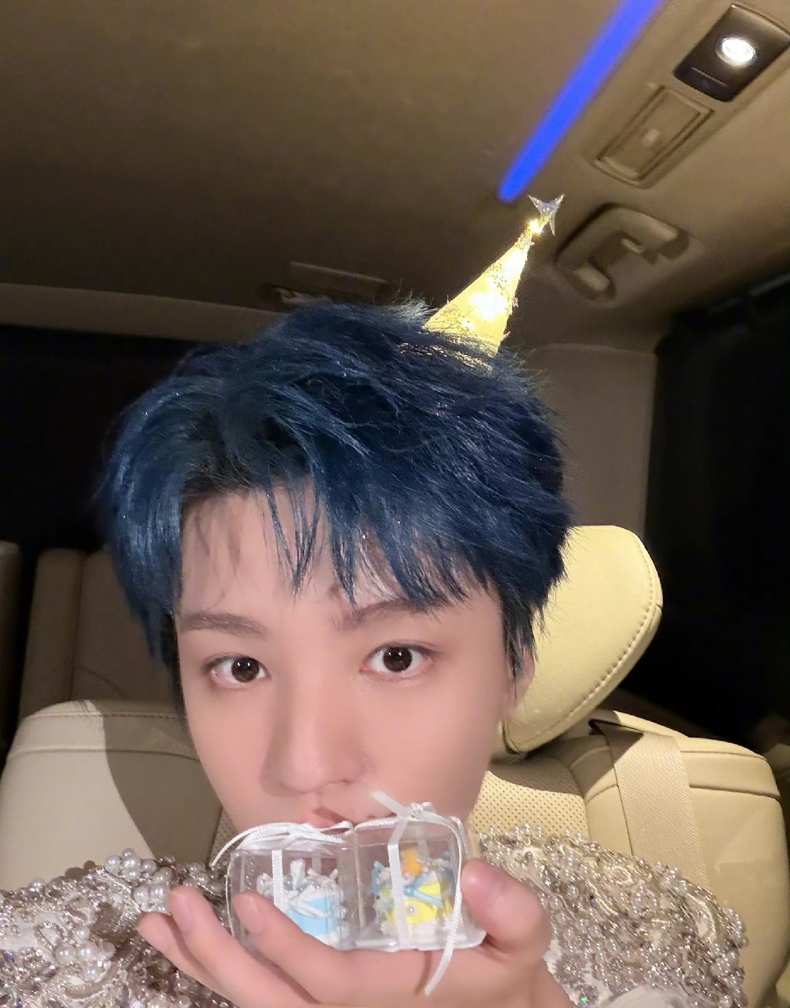 王俊凯演唱会正要做ending pose，没想到伴舞悄悄准备了惊喜小蛋糕，现场开启庆生彩蛋！伴舞氛围感拉满，激动的样子直接整出求婚既视感，这场生日惊喜也太特别啦🎉，谁被这个暖心场面戳到了？