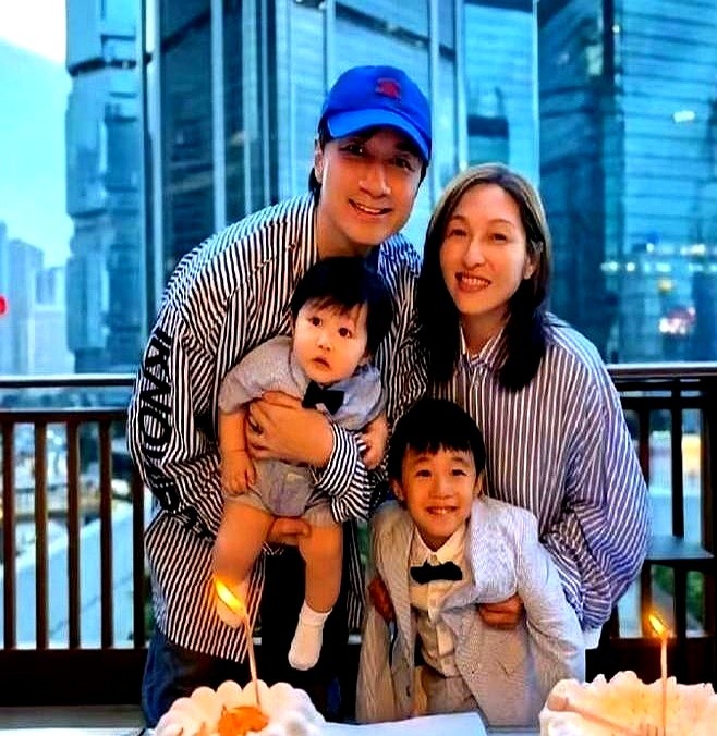 57岁拼二胎！古巨基老婆刚出产房，直接把全网惊出了冷汗。

元旦古巨基晒照宣布陈韵晴生下小儿子。就因大儿子一句“想要弟弟”，57岁的她硬是扛着高龄身子上了手术台。

52岁生头胎，57岁生二胎，这全是顶级钞能力在托底。古巨基推掉通告停工300天，重金砸下顶尖医疗团队，24小时盯着监护仪保命。

换成