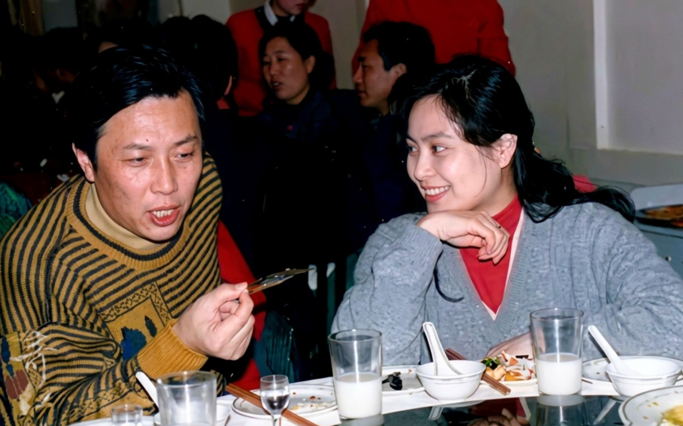 这张照片拍摄于1994年，42岁的唐国强和30岁的妻子壮丽与42岁在餐厅用餐时的留影旧照，照片中唐国强身着条纹毛衣，手持餐具，神态放松自然。壮丽身着V领开衫，手托腮侧头望向丈夫唐国强，满眼笑意。夫妇二人在一起其乐融融，幸福写满全脸。
把时间线掰开看，1994年这个年份绝了。 那一年，央视版《三国演义