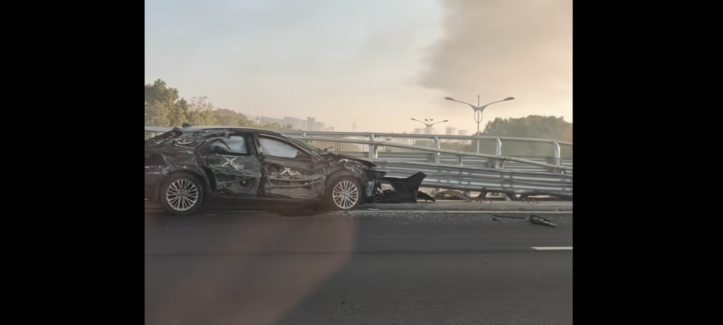 高速公路又发生了车祸！ 小轿车撞废了，大货车燃烧了，有没有死人，不得而...