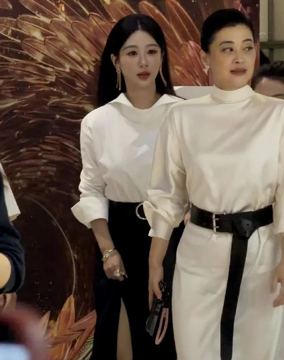 《生命树》梅婷杨紫母女，金鹰合照极美

第33届金鹰奖，梅婷
凭借《生命树》斩获最佳女配角奖
她在获奖感言时
感谢了白菊（杨紫饰）
这对戏内母女
金鹰奖黑白色组合照
美极了
