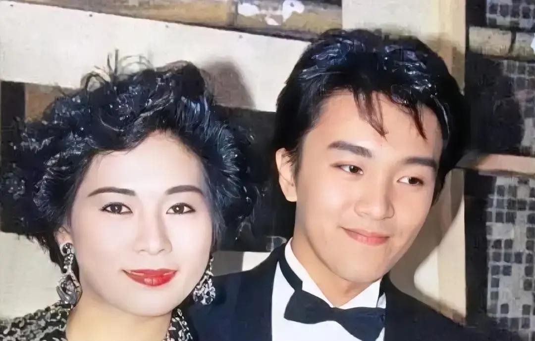 周星驰这辈子最后悔的事，可能就是当年对罗慧娟说的那句“神经病”。

当年他是跑龙套的穷小子，罗慧娟已经是当红女星。

两人在一起三年，罗慧娟想结婚，跟周星驰开口。

他说她神经病。

一句话，两人散了。

后来罗慧娟接了别的戏，跟别的男人结婚。

改了姓，随夫家，叫刘罗慧娟。

2012年，她在新加