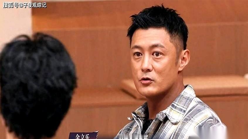 余文乐上《披荆斩棘的哥哥》坚决不唱跳，二公舞台随便扭了两下，把下半场倒数第一稳稳拿下。
别人来这节目都是为了走出舒适区拼命卷，他倒好，摆出一副全世界都得配合他脸色的强硬做派。
想跳的阿云嘎连发言权都没有就被安排了站桩，表现更好的叶师傅更是直接卷铺盖走人。
这事儿要是往回翻几年，那是真的没法比。
前几