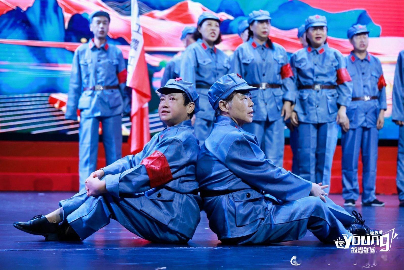 2026年《这young的老年派》第五季深圳站
军装双人背靠画面撞款卡帕logo！
瞬间响起林俊杰《我们背对背拥抱》
红色舞台，战友相伴，氛围感拉满
#这young的老年派##Kappa##林俊杰# ​