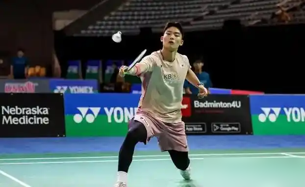 世界排名46，把石宇奇和奈良冈功大挨个送回家了。
俞泰彬，23岁，韩国人，赛前没人正眼瞧他。打石宇奇那场，第二局石宇奇救了五六个赛点，硬是没翻过来，23比25，活活被摁死。隔天打奈良冈功大，上来先输一局12比21，都以为黑马到此为止了。
结果第二局21比5，第三局21比11，把日本现役最强的磨王