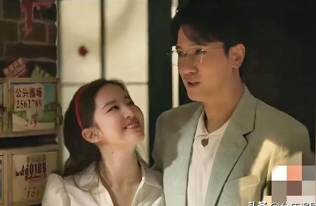 玫瑰终于拿下庄国栋，哥哥黄振华却成了多余的人。 她把哥哥推到一边，自己...