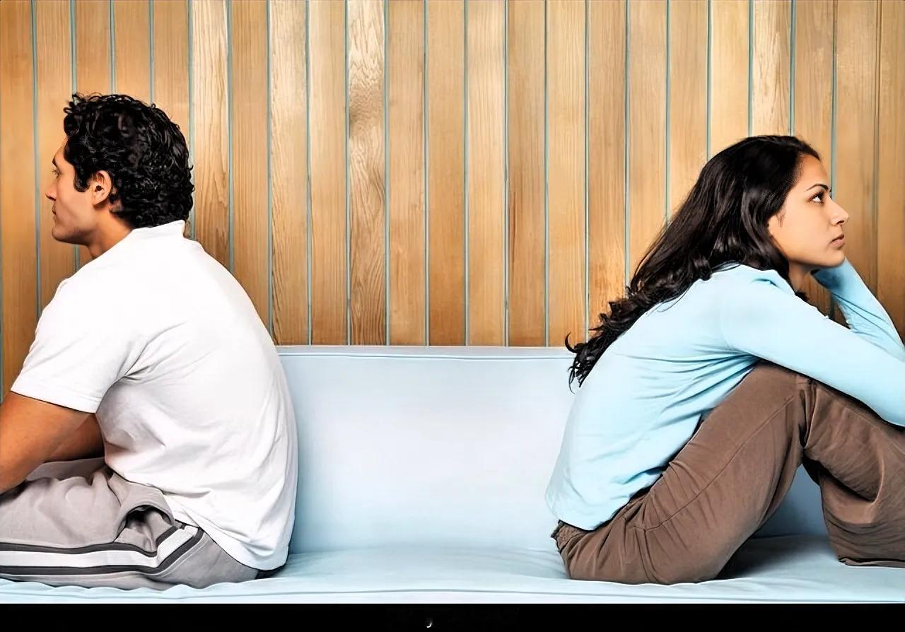 人到晚年的残酷真相：夫妻缘尽，从不是吵架，而是令人窒息的俩字