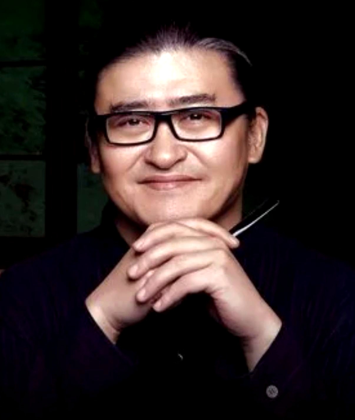 那英在成都演唱会上冒着违规被罚的风险，临时加唱了一首《弯弯的月亮》，刚开口就忍不住哽咽。
 

开过演唱会的人都清楚，现场曲目全得提前报备买版权。刘欢走得太仓促，临时硬塞一首歌，根本来不及走流程，轻则面临高额罚金，重则连后面的演出场次都可能受牵连。
 

但凡精明一点的艺人，发条动态缅怀一下也就过去