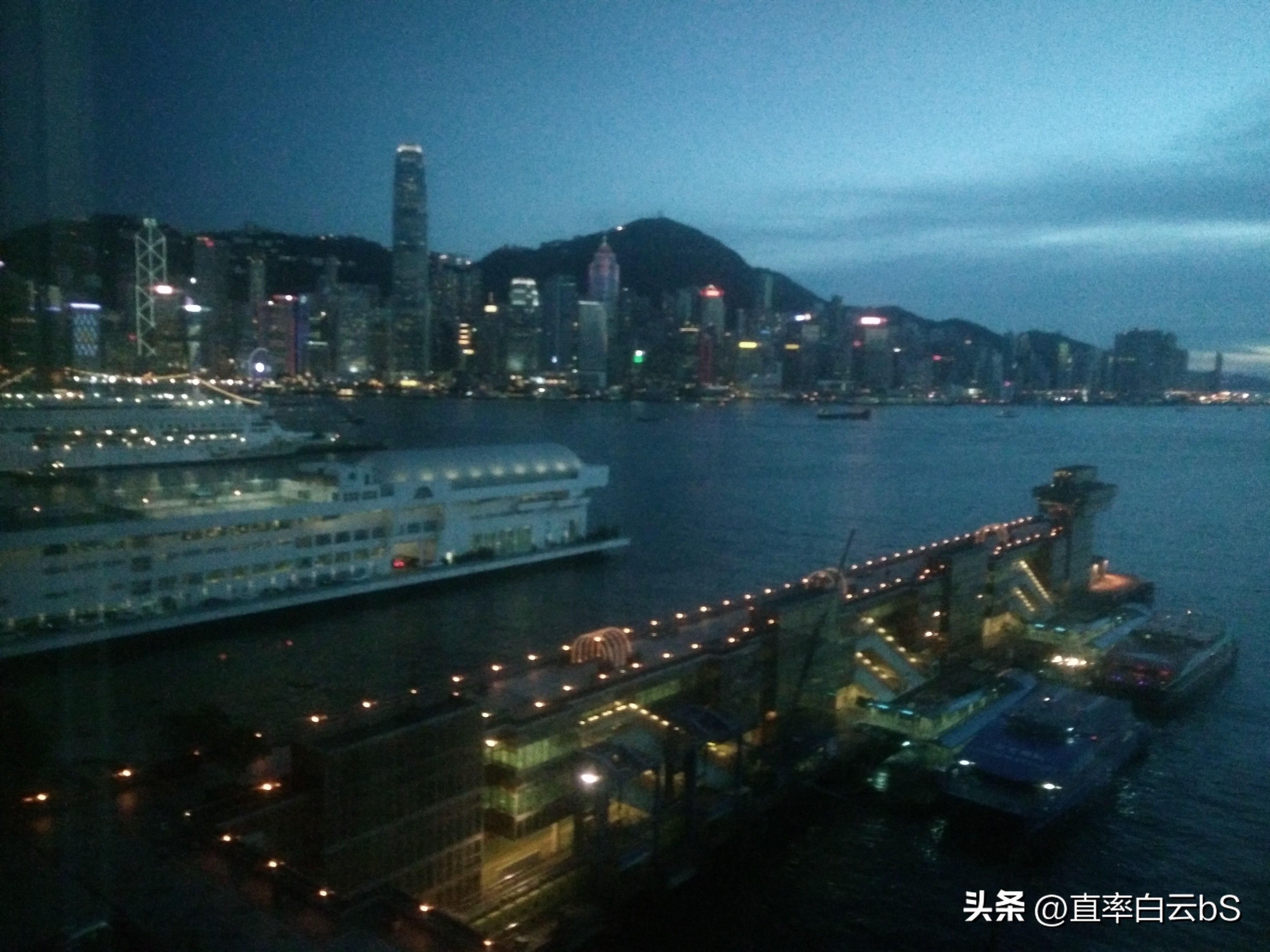8月25日，北京“冰丝带”第二届世界人形机器人运动会，大型组100米复赛第一组，来自北京人形机器人创新中心的“天工Ultra”冲线——8.86秒！

啥概念？博尔特2009年柏林跑出的9.58秒人类百米世界纪录，被这铁家伙一口气快了0.72秒。就在这届开幕式预赛，它刚跑出9.39秒