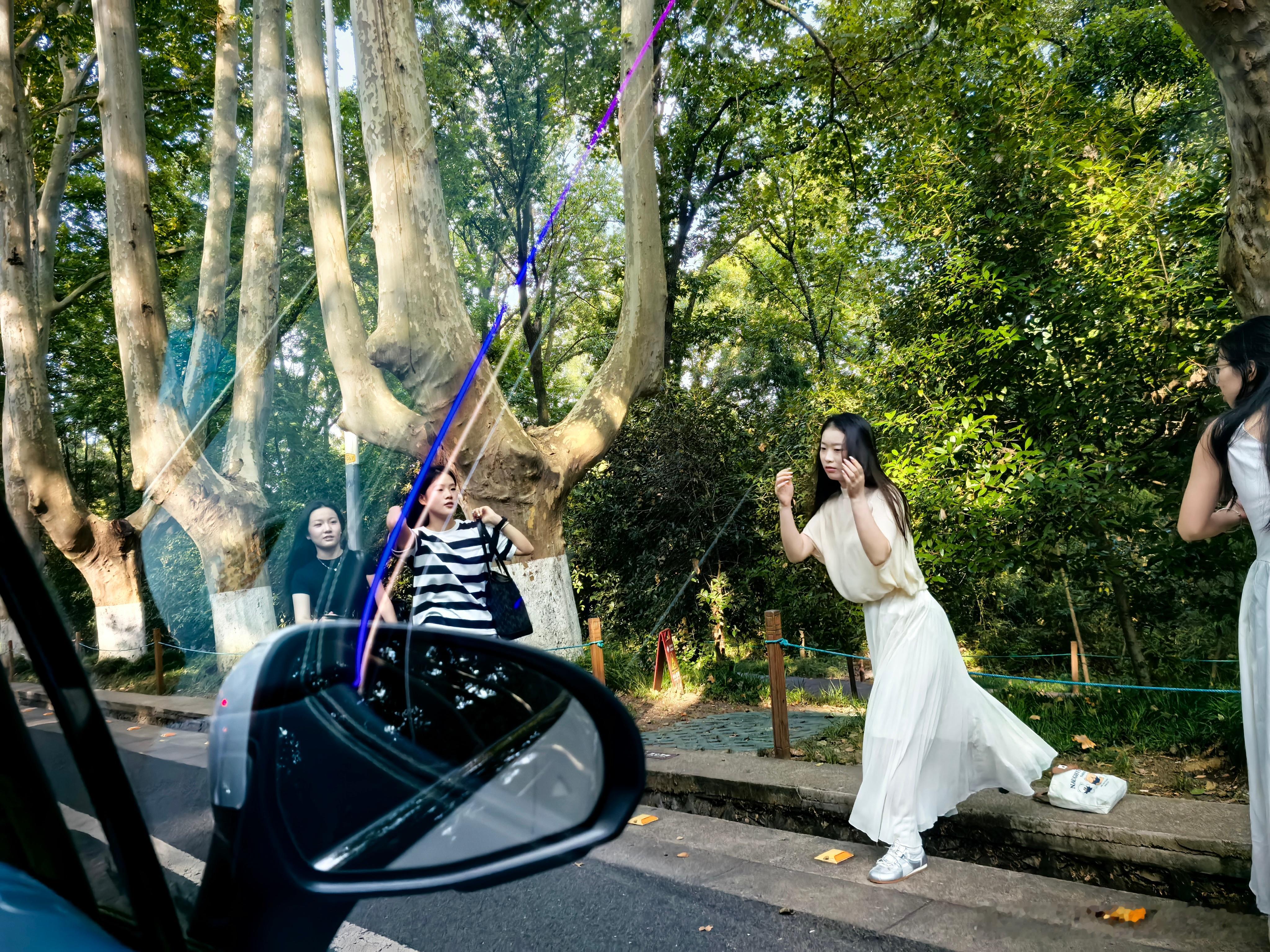 什么才是人生最顶级的享受？后来才发现，可能就是大学那场雨后的午觉 刚上大学那年，有个男生周末和女朋友出去通宵上网。 第二天早上，大雨倾盆。 偏偏女朋友还有课，两个人只能冒着雨赶回学校。 女朋友去上课，他没地方去，就钻进隔壁一间空教室，趴在桌子上睡觉。 也不知道睡了多久。 迷迷糊糊间，他 ​