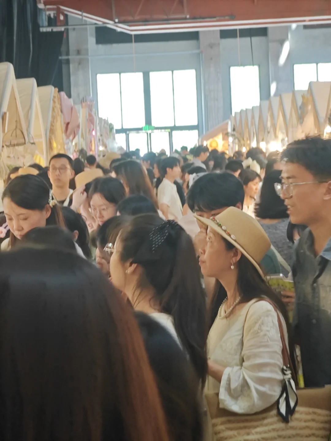 虽然是要门票的市集！人气也不见少呢！！