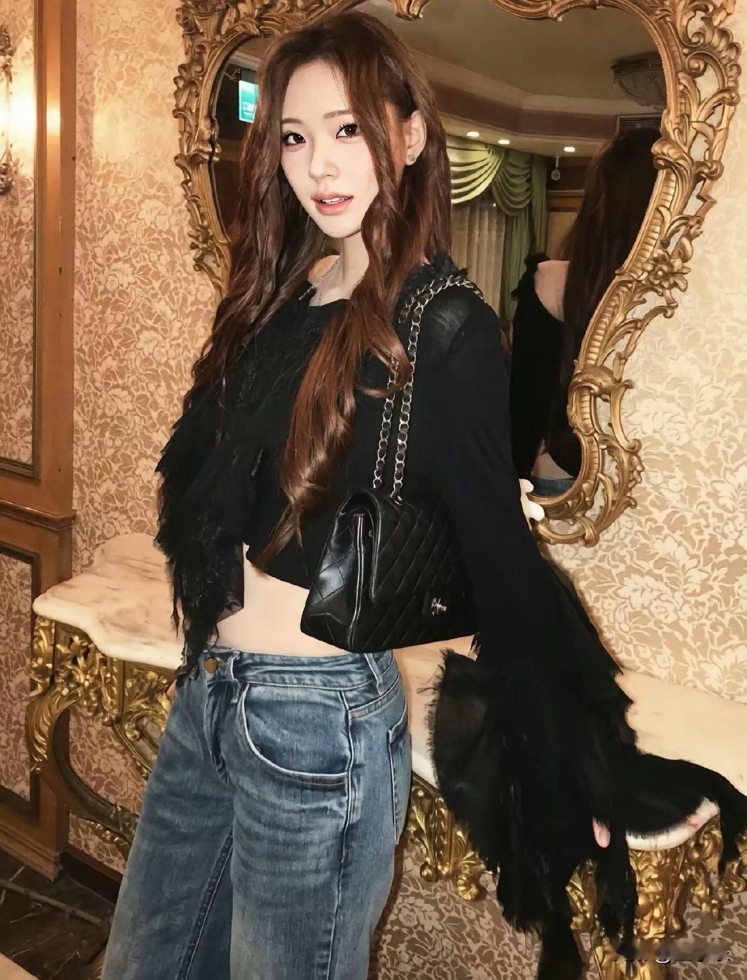 小S的二女儿，终究是长成了她爸爸喜欢的样子，妈妈梦想的样子。 ​
