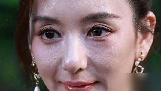 产后第四天，方媛穿着裙装踩着高跟鞋给郭富城庆生去了。顺产，92斤，她自己晒的。路人镜头怼脸拍，状态直接冲上热搜。评论区两拨人吵翻了，一波说这是自律天花板，一波说这是被豪门规训到骨子里。
再看苗苗，素颜带娃逛菜市场，被嘲“邋遢”“配不上郑恺”。一个精致到产后四天全妆营业，一个松弛到被骂不像女明星。横