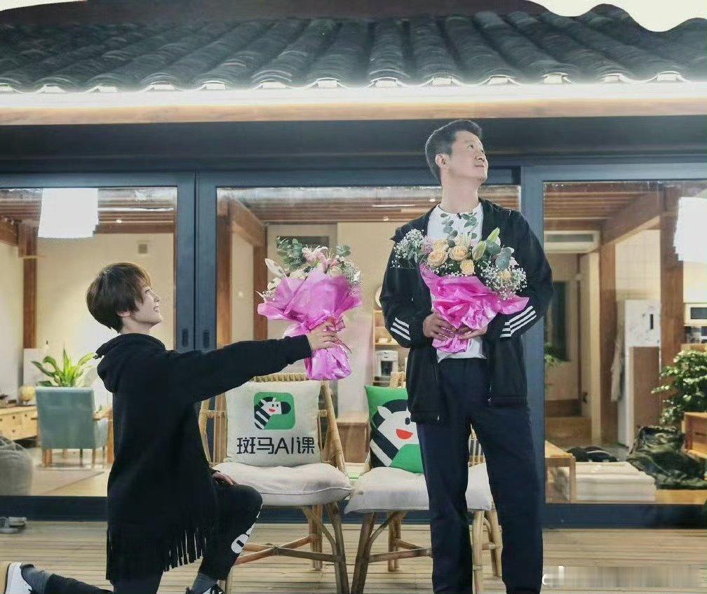 #吴京看见立刻给谢楠买了# 这迷彩女士鞋也太搞笑了，吴京要是刷到肯定秒下单给谢楠，毕竟他平时就爱给老婆买各种奇奇怪怪的东西，直男审美真的绝 ​​​​