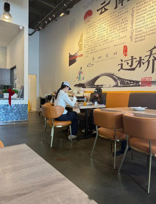 #美国偶遇金晨孟佳吃米线#在美国森林湖的米线店偶遇金晨孟佳，两位美女安安静静干饭，氛围感直接拉满。#美国森林湖偶遇金晨孟佳# ​