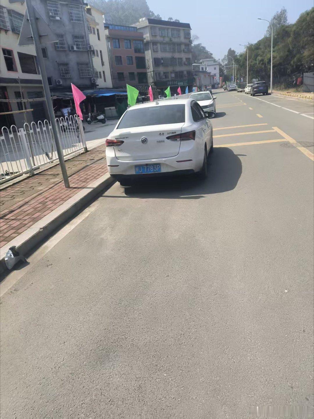 清晨的肠粉香漫过骑楼时，我正开着SUV钻过康王路的早高峰。方向盘在车流...
