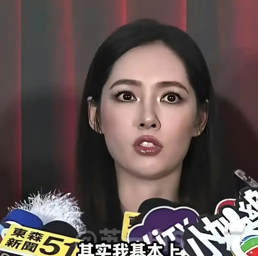 很多人发现郭碧婷最近公开露面，整个人散发出来的紧绷感，几乎要把镜头扎穿了。
以前那个留着黑长直、眼神透着疏离清冷的姑娘，现在一出现在镜头前，满脸写着的都是掩饰不住的疲惫。
最扎眼的是她的眼神。明明只是个常规的公开露面，整个人却显得有些愣怔，眼眶微睁，眼白露得极多，甚至隐隐透出一股心慌与防备。