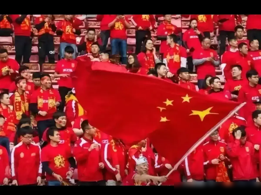 一晚上，U23点球干翻乌兹别克斯坦拿铜牌，前一晚，成年国家队0比5输给巴勒斯坦。同一天的两个中国足球，像两个物种。
门将李昊扑出两个点球，安东尼奥的532死守反击，把一群年轻人捏成一块铁板。赛后记者问他怎么看国足惨败，他憋出一句：真的难以想象，一支亚洲杯亚军球队居然踢出这样的比赛。
网上立刻吵翻