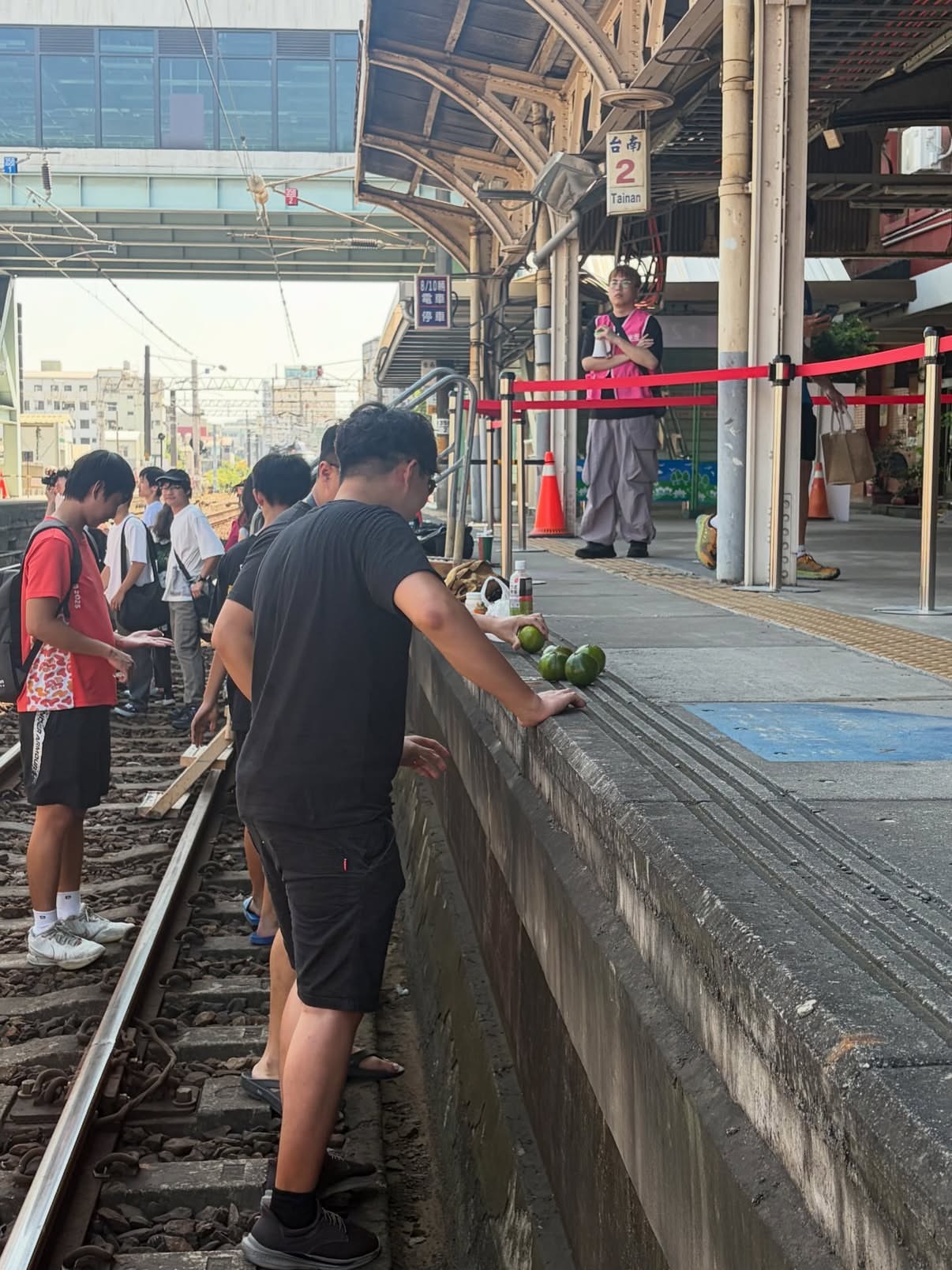 近日台南旧火车站限时开放拍照，随着开放消息传出，现场也出现有趣的打卡方式。朱自清的散文《背影》描写父亲穿过铁道、爬上月台替儿子买橘子的经典场景，不少人因此联想到课文内容，干脆带着橘子到旧车站，试图重现经典画面！ ​