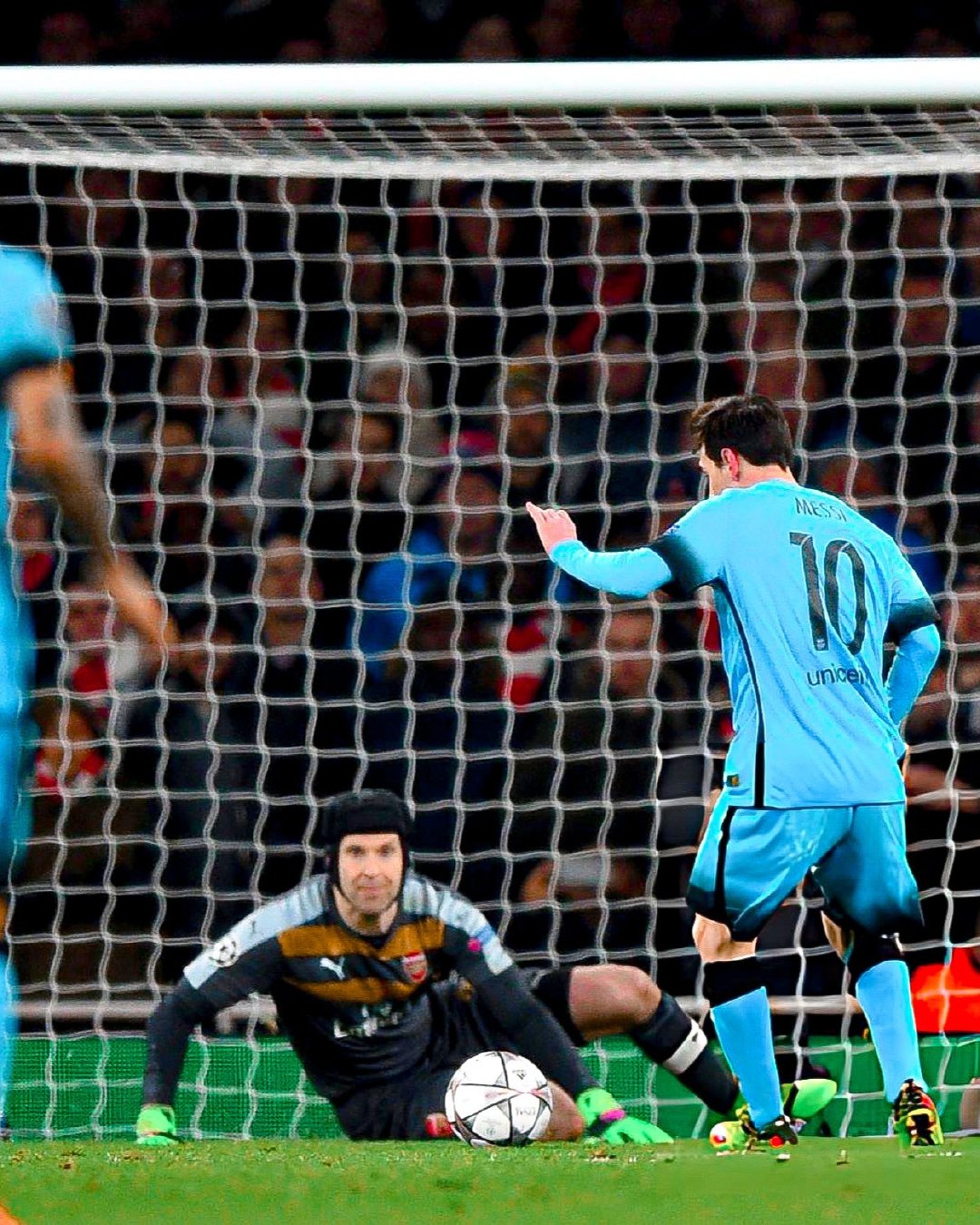 当顶级门神遇上球王梅西🐐🧤 ​