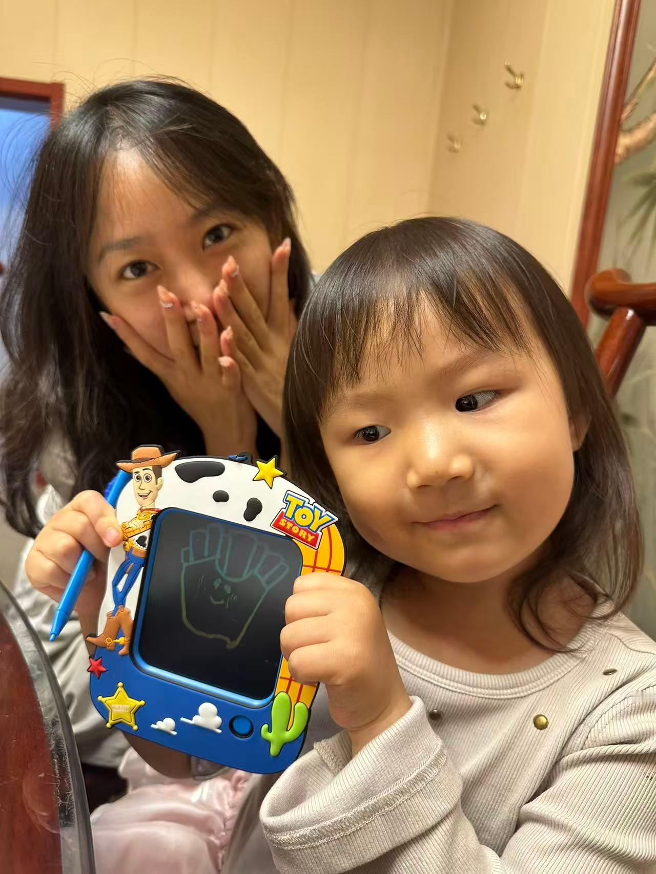 单位姐姐带来了她自己做的肉丸子给我们吃（里面还加了藕 像狮子头一样大 吃掉了没拍）
周三和my姐小雨点冒雨去吃了冒菜
晚上去吃了魏斯理 汉堡感觉和麦很像 榴莲披萨吃第一块是好吃的（也只吃了一块哈哈） 对我来说吃一次打卡一下就够了 吃不完还要打包费
周天我妹升学宴 
又去吃望平洋啦好吃好吃（章 ​