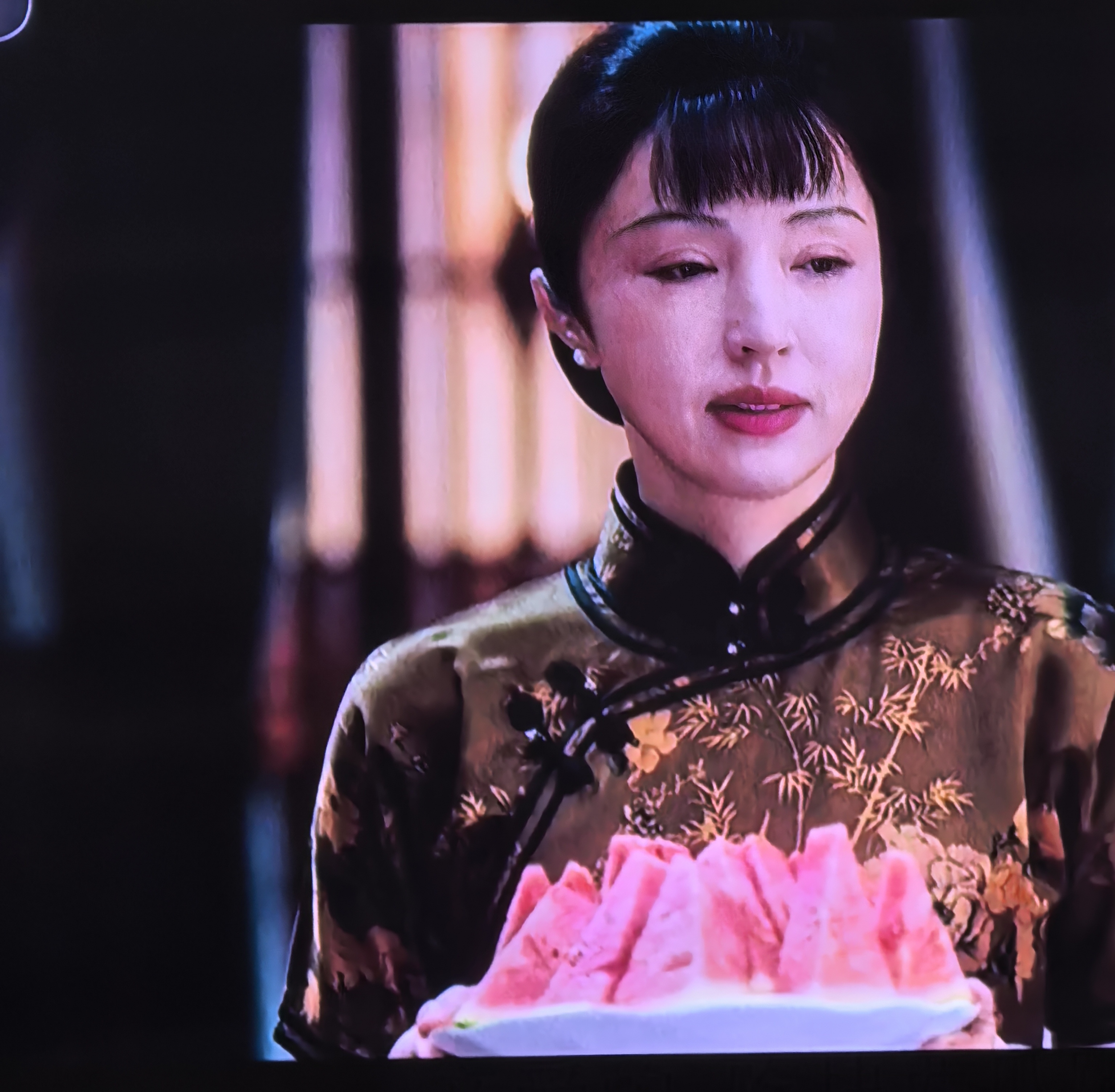 央八的《征途》，题材真好，情节也越来越好，扣人心弦。但是我还是不能认可蒋夫人宋美玲的扮演者，她把一个见识广博，出身豪门，有着顶级权贵的女性，演得太单薄了，真的不够厚重。董璇的演技在别的角色里还是很出色的，但她在塑造这位大家都耳熟能详的蒋夫人角色时，真的叫人不敢恭维。也许是因是配角的缘故吧？演员也许没