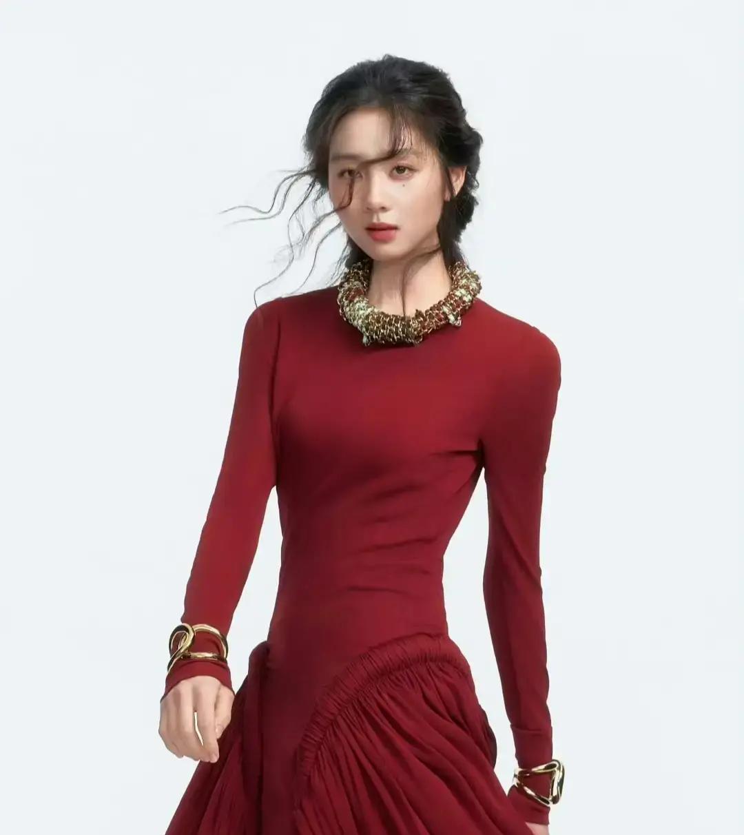 黄磊的大女儿黄多多，一露面就直接把同期那些顶着名头的小花们衬得没了动静。
以前大家总盯着她几岁打耳洞、染什么颜色的头发指指点点，争议缠身这么些年，倒真给她淬炼出一身圈里最稀缺的话题体质。
这回公开亮相某顶级奢侈品牌的活动现场，一身行头端出来，阵仗和待遇完全不输一线艺人。
甚至不少人晃眼看过去，