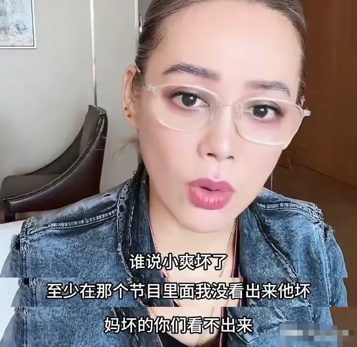 宁静又聊《花少2》，透露很多信息！

9月3号，宁静又冲上热搜，原因还是因为她今天直播时，又聊起了《花少2》，这次又透露很多信息点，引起网友的热议。

时隔这么多年，这档老综艺依旧被网友反复考古复盘，直播间弹幕全都围着当年的名场面打转。

宁静没有回避提问，大大方方拆解很多流传已久的网络传言，打破不