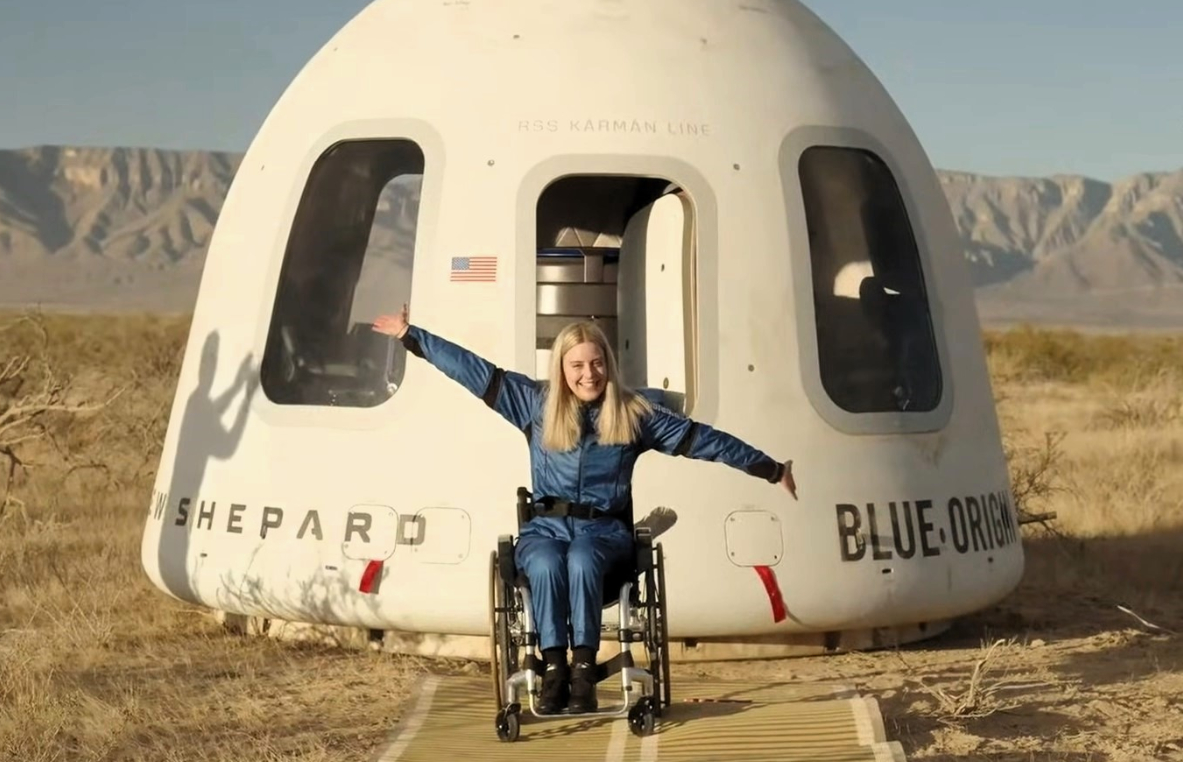 【蓝色起源创造历史：首位轮椅使用者成功进入太空】美国亿万富翁杰夫·贝索...