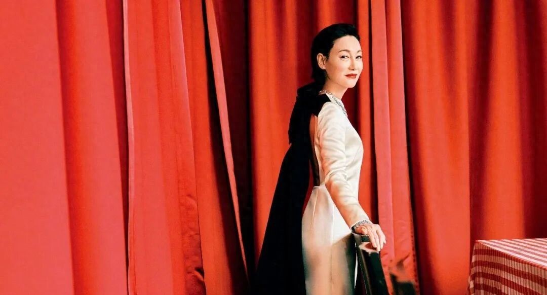 惠英红66岁：想证明这一生没有白来

武汉的六月，热得人喘不上气。惠英红躺在酒店床上，肋骨上缠着的医用胶布勒进皮肉，夜里翻身一碰就疼得吸气。她盯着天花板——不是发呆，是真动不了。那天半夜想上厕所，硬是憋到天亮，腿不敢抬，腰不敢拧，连呼吸都得算着节奏。可三天后，她还得进组拍《数到三》，演一个教舞蹈的母